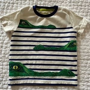 Mini Boden toddler alligator appliqué t-shirt. 100% cotton. Size 2-3
